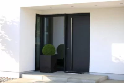 Schwarze Haustür in weißer Fassade