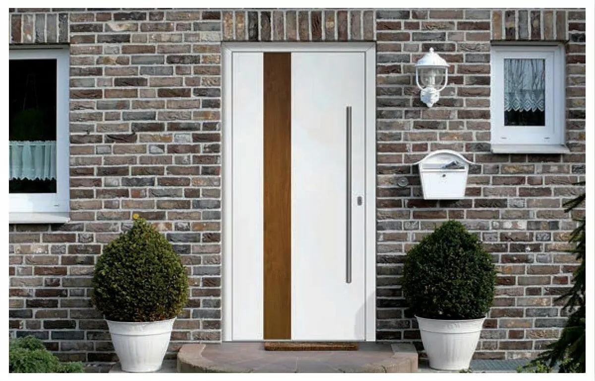 Haustür Aluminium mit braunem Streifen